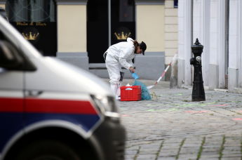 Судебно-медицинский эксперт возле синагоги после перестрелки в Вене