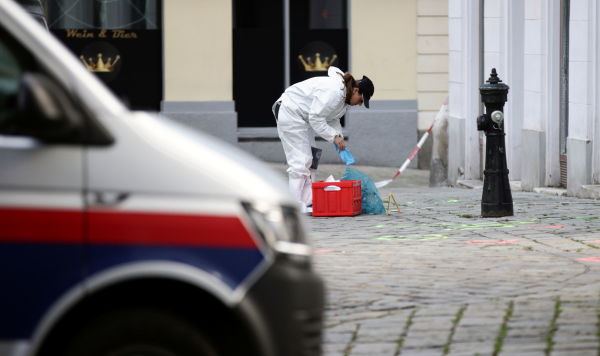 Судебно-медицинский эксперт возле синагоги после перестрелки в Вене