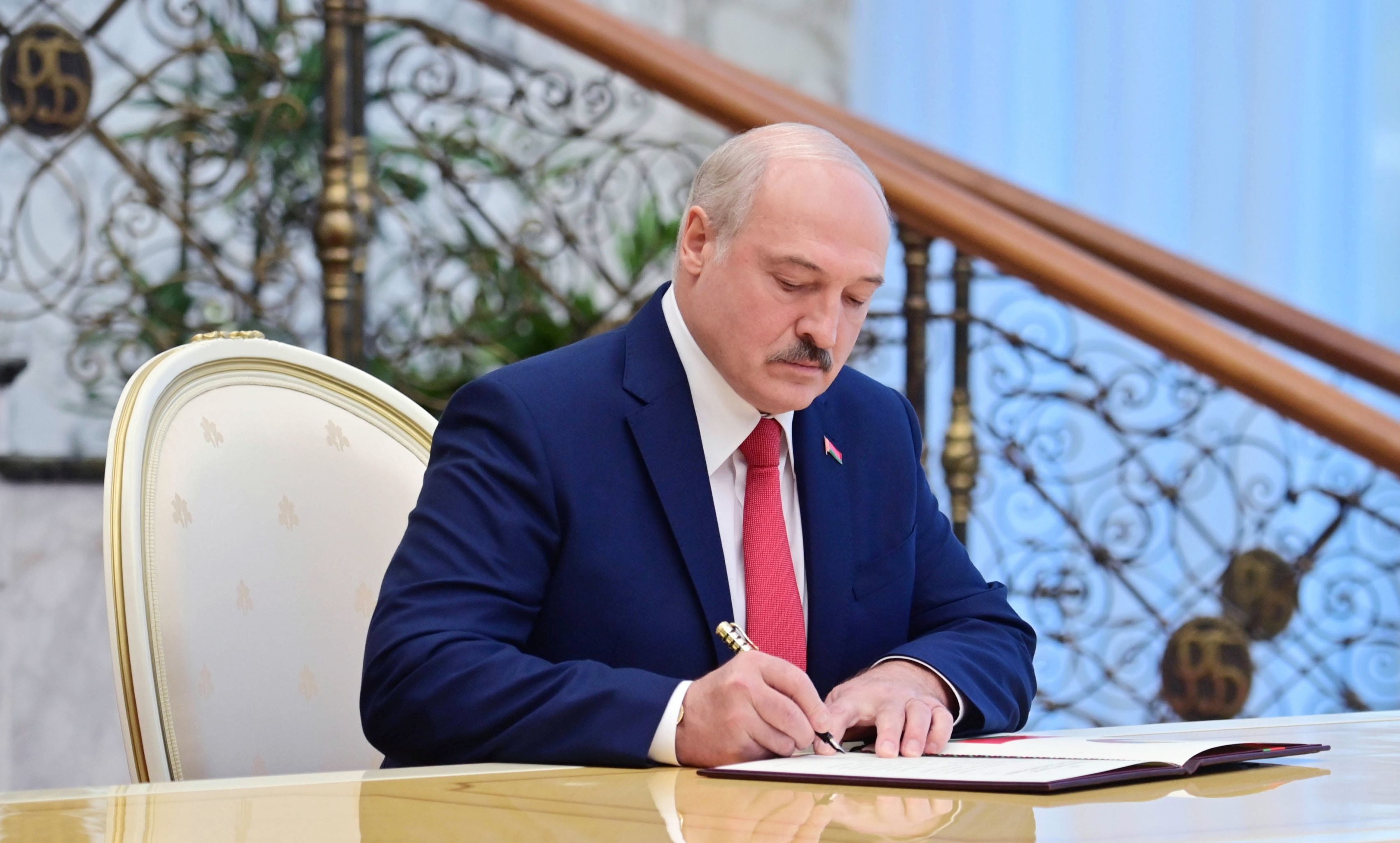 Лукашенко подписал указ о переводе госорганов. Лукашенко подписывает.