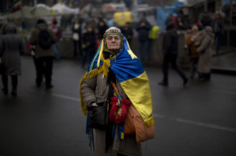Женщина, накинувшая украинский флаг