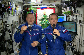 Космонавты Роскосмоса поздравили жителей Земли с Новым годом 