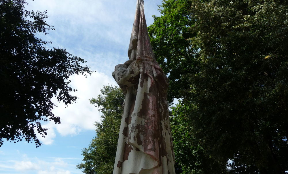 Оскверненный памятник красноармейцам в городе Жежмаряй
