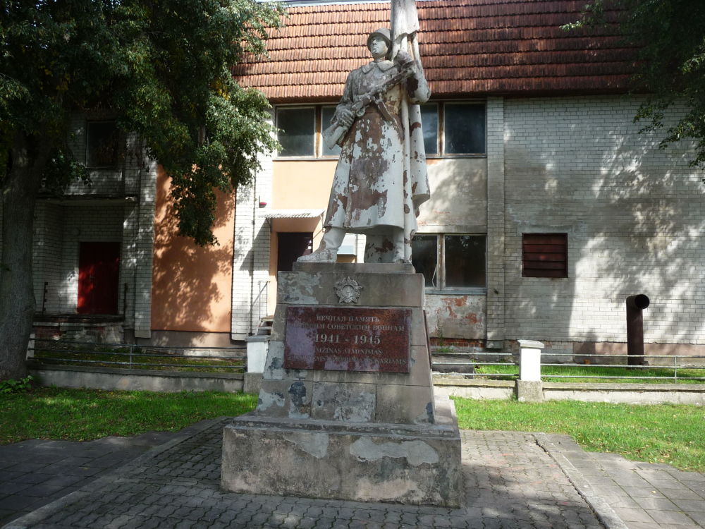 Оскверненный памятник красноамрейцам в городе Жежмаряй