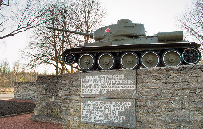 Памятник Танк Т-34 на месте форсирования в июле 1944 года реки Нарвы