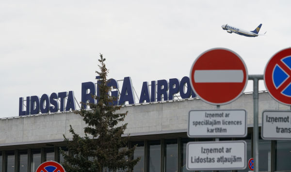 Самолет авиакомпании Ryanair взлетает из аэропорта Рига