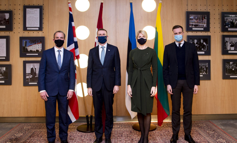 Министры иностранных дел Великобритании Доминик Рааб, Эстонии министр Ева-Мария Лийметс, Латвии Эдгар Ринкевичс и Литвы Габриэлиус Ландсбергис на встрече в Таллине, 10 марта 2021