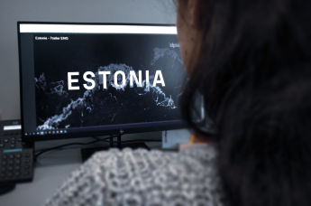 Девушка смотрит фильм про паром "Эстония" Discovery Norway