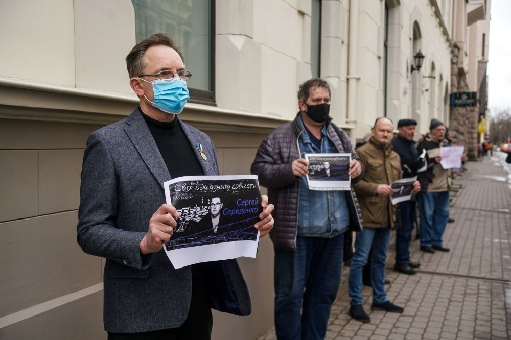 Пикет в поддержку правозащитника Сергея Середенко у посольства Эстонии в Риге